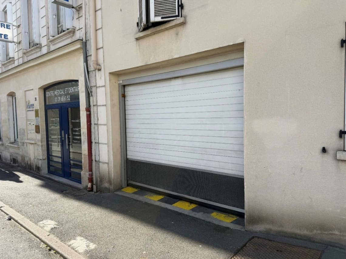 Entrée extérieure du underground à 23 Rue Camille Pelletan, Houilles