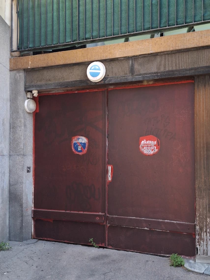 Entrée extérieure du underground à 64 Rue du Poteau, Paris