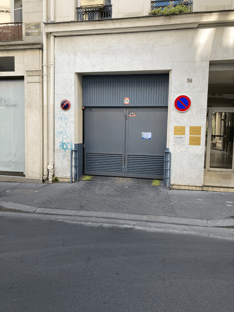 Entrée intérieure du underground à 36 Rue d'Hauteville, Paris