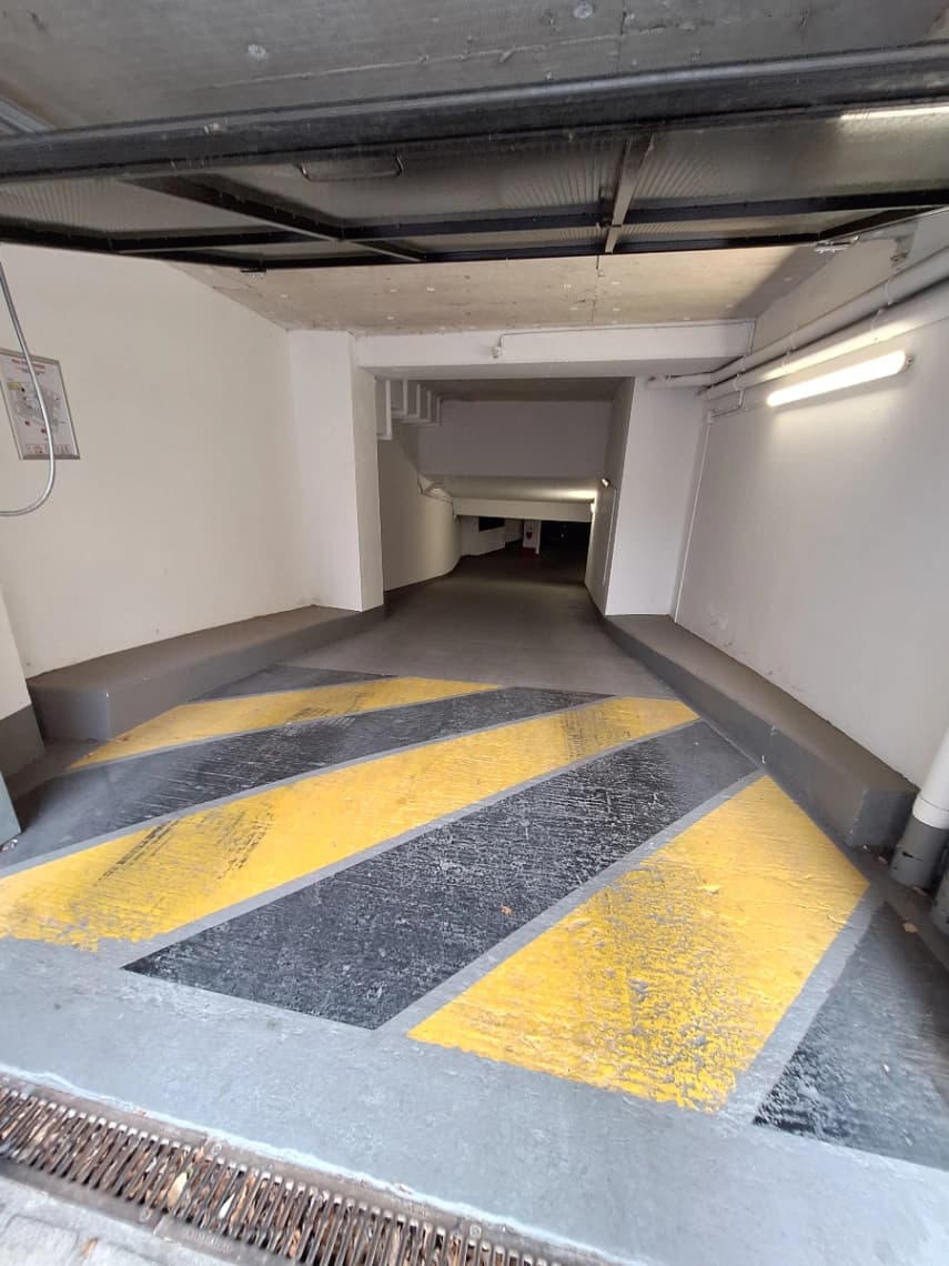Entrée intérieure du underground à 27 Rue Bernard et Mazoyer, Aubervilliers