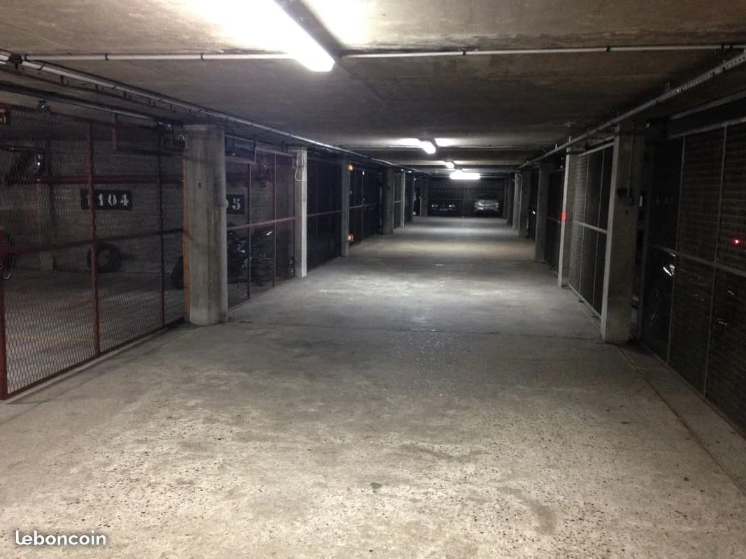 Entrée intérieure du underground à 41 Avenue des Marais, Franconville