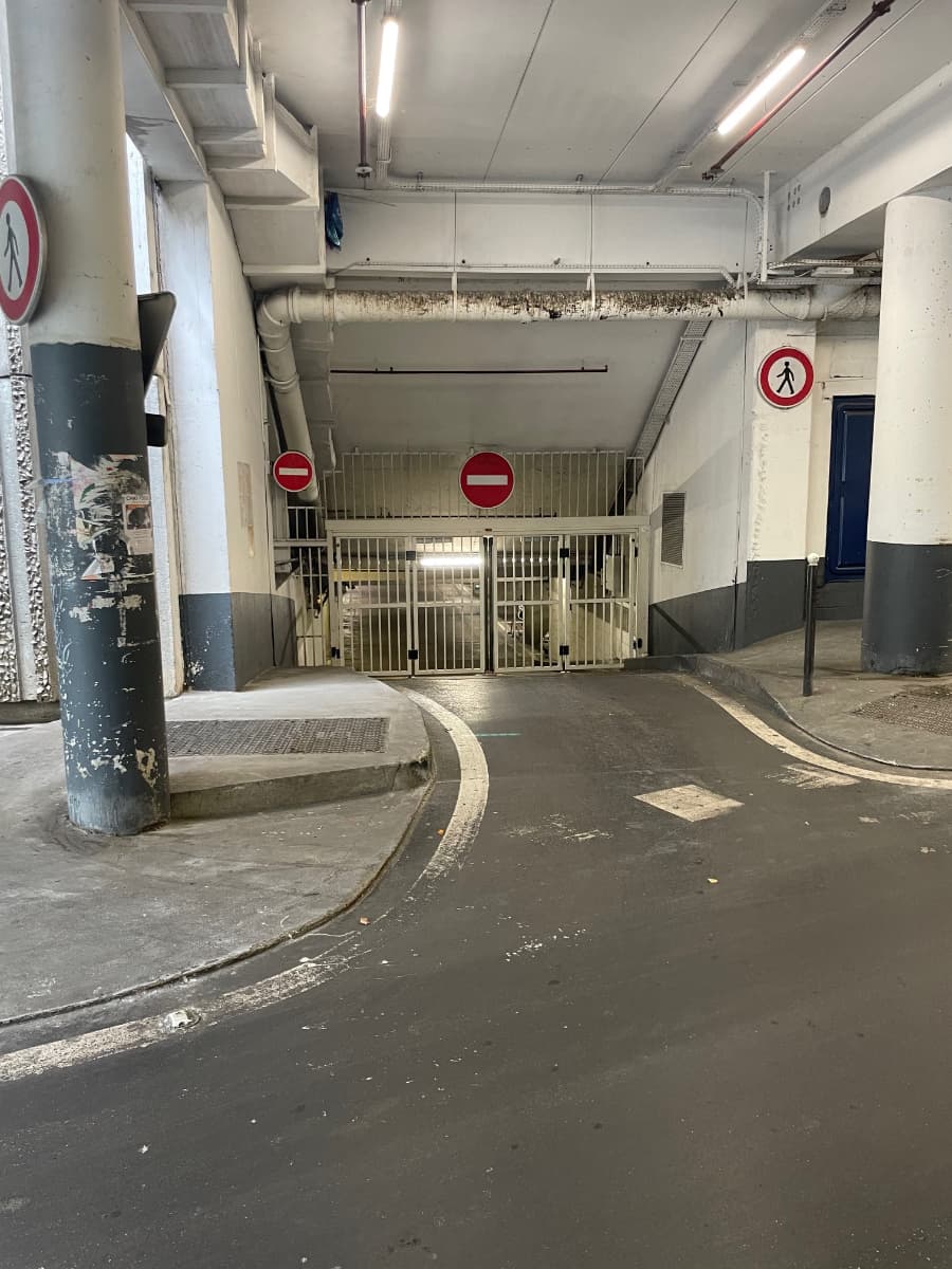 Entrée intérieure du underground à 66 Avenue d'Ivry, Paris