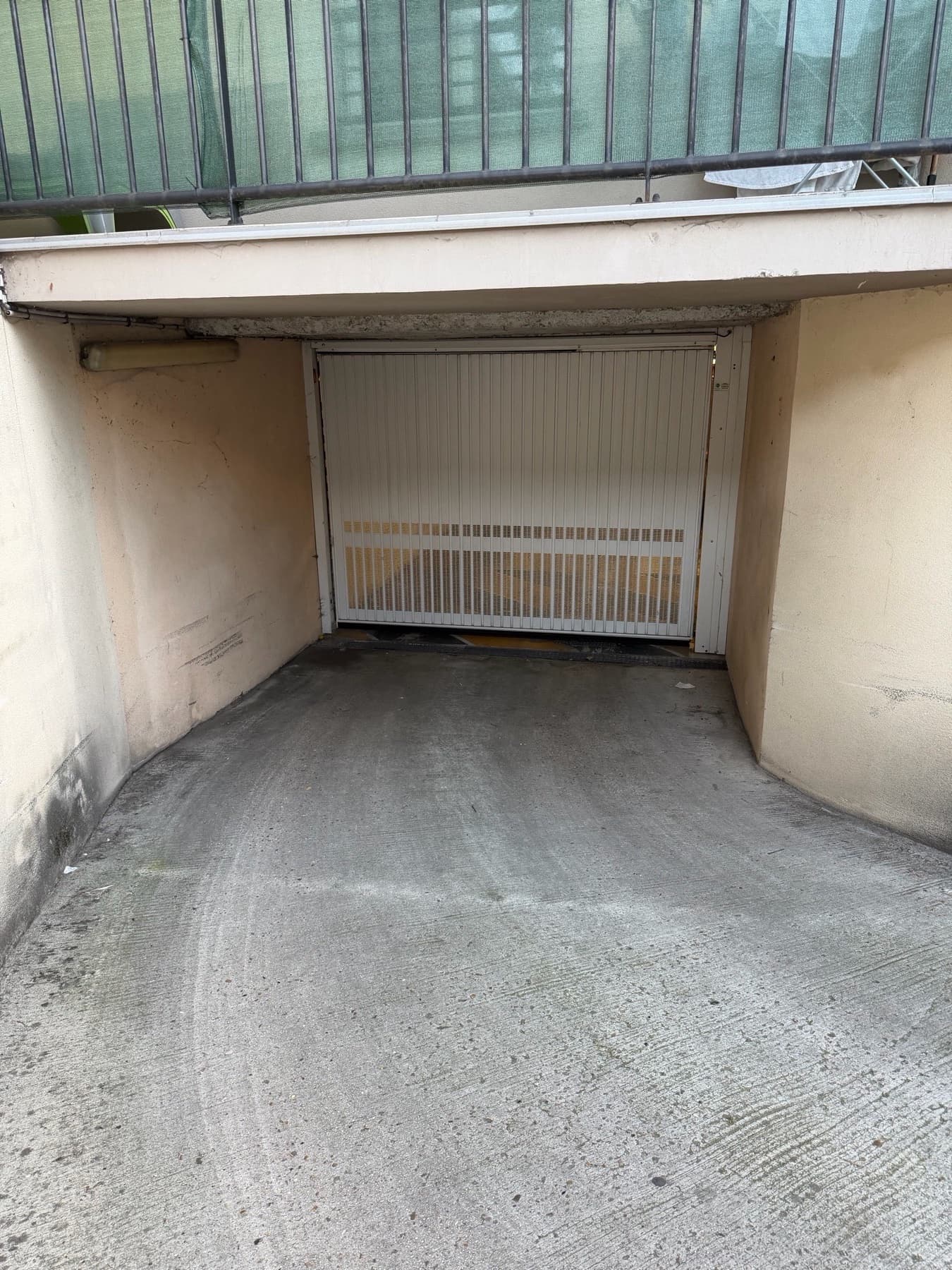 Entrée intérieure du underground à 176 Avenue de Verdun, Paray-Vieille-Poste