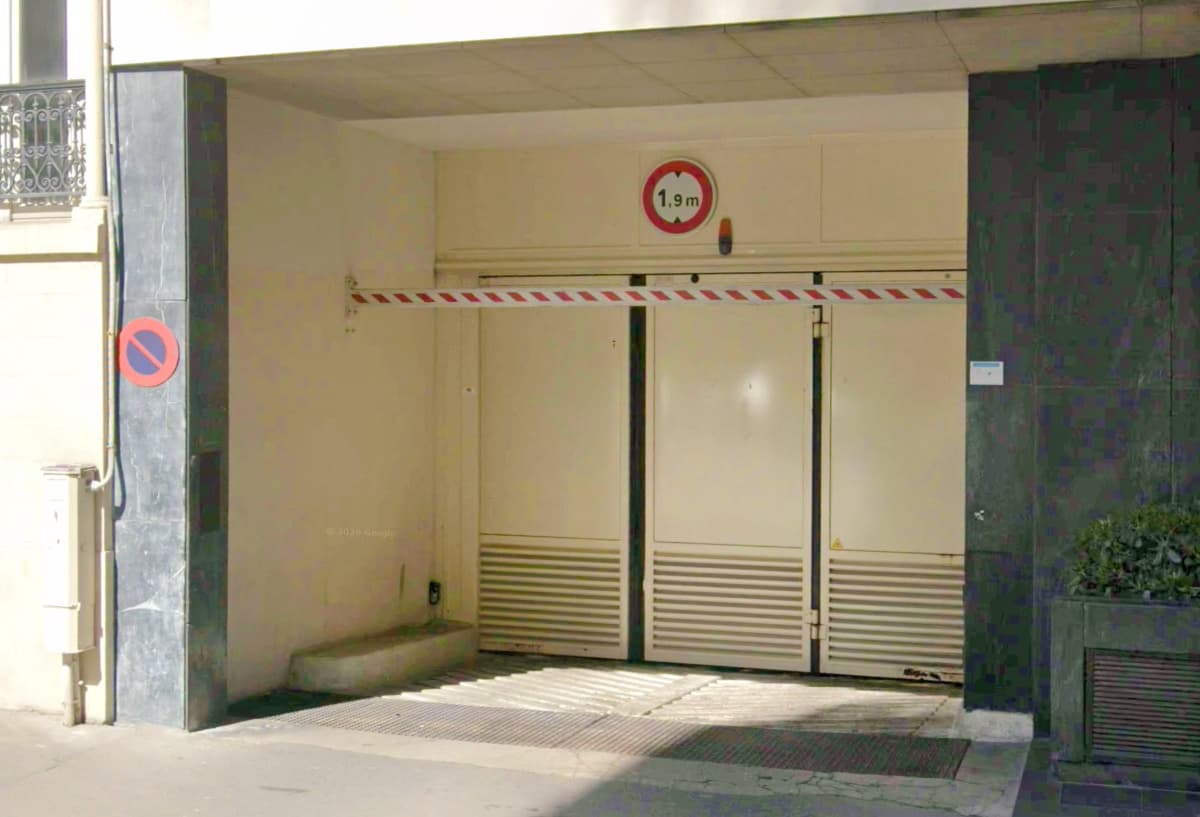 Entrée intérieure du underground à 41 Rue Galilée, Paris