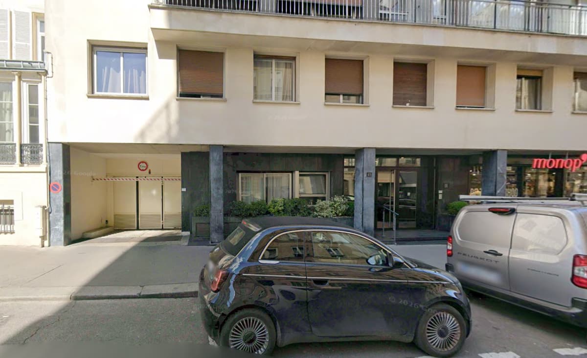 Location underground à 41 Rue Galilée, Paris