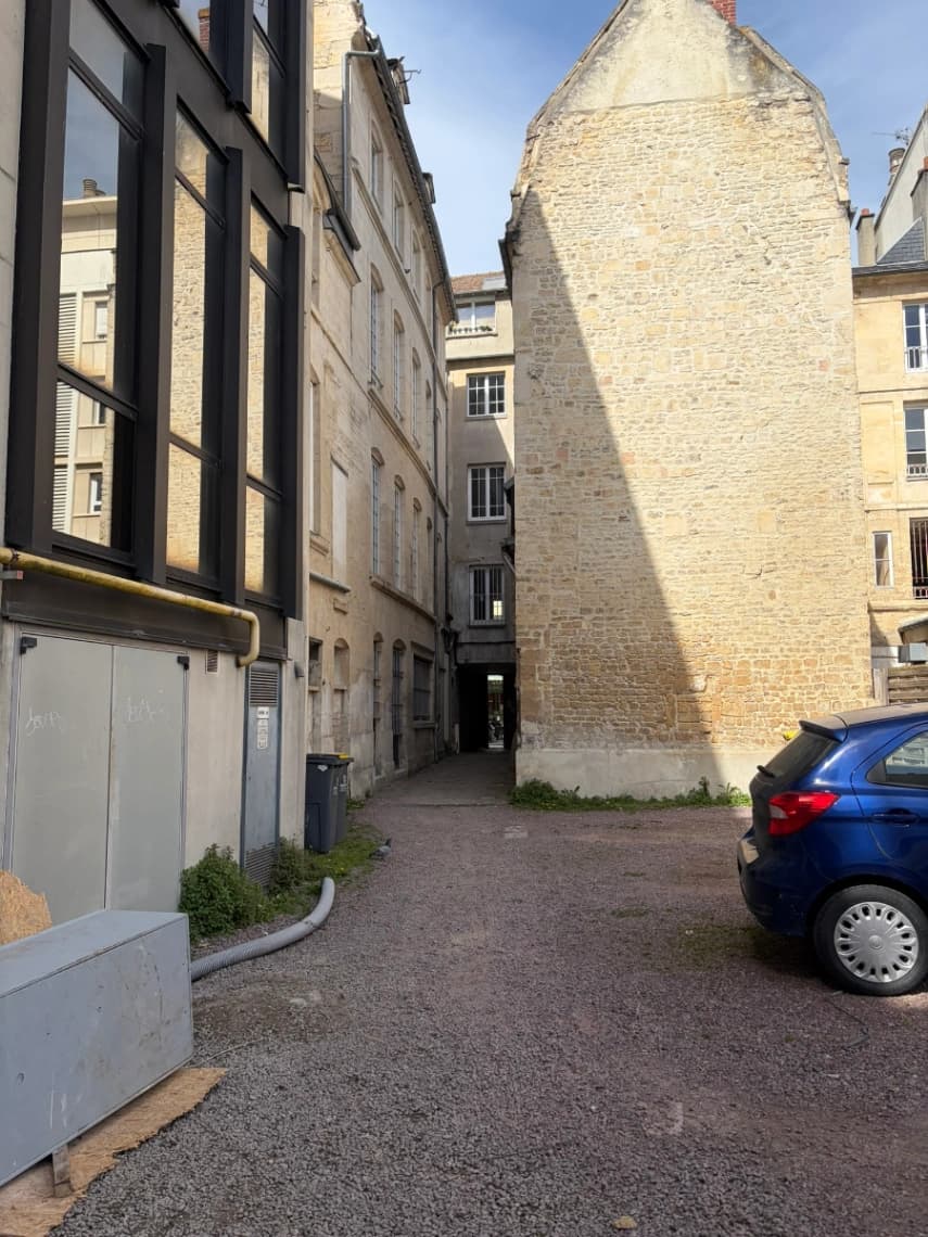 Entrée intérieure du outdoor à Rue Saint-Pierre, Caen
