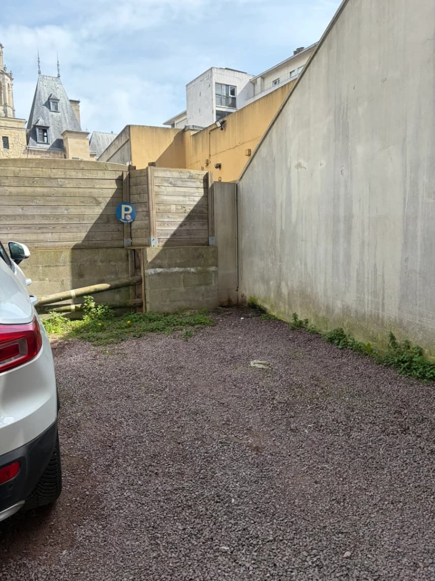 Location outdoor à Rue Saint-Pierre, Caen