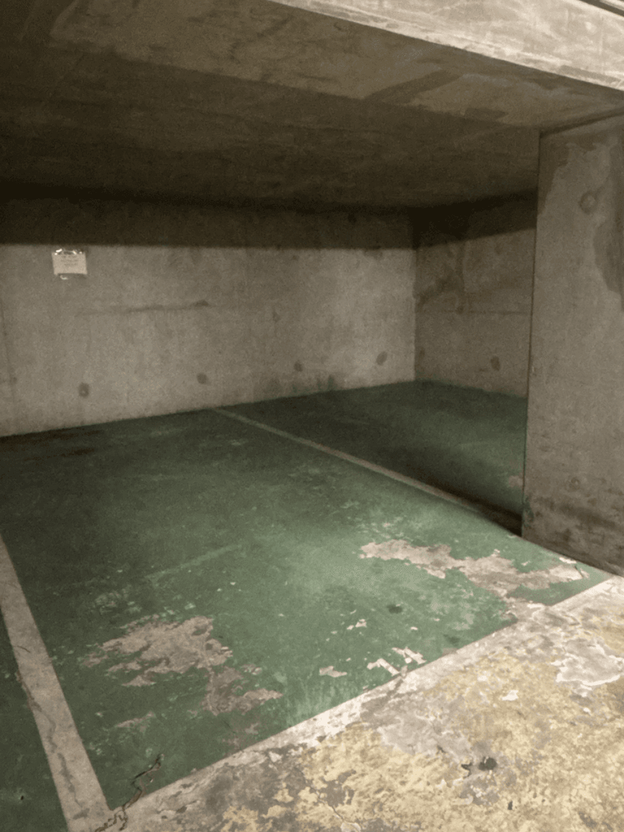 Entrée intérieure du underground à 6 Rue de l'Hôpital Saint-Louis, Paris