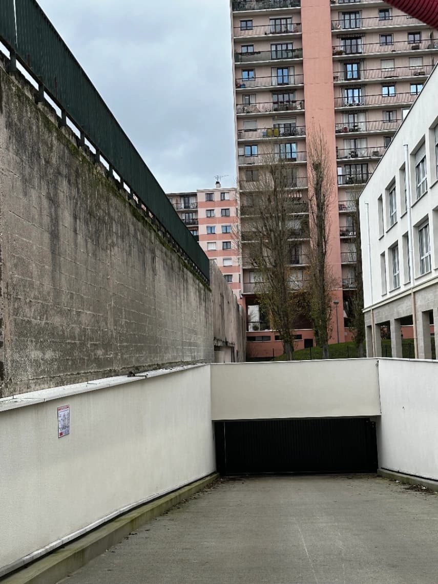 Entrée intérieure du underground à 296 Avenue du 8 Mai 1945, Neuilly-sur-Marne