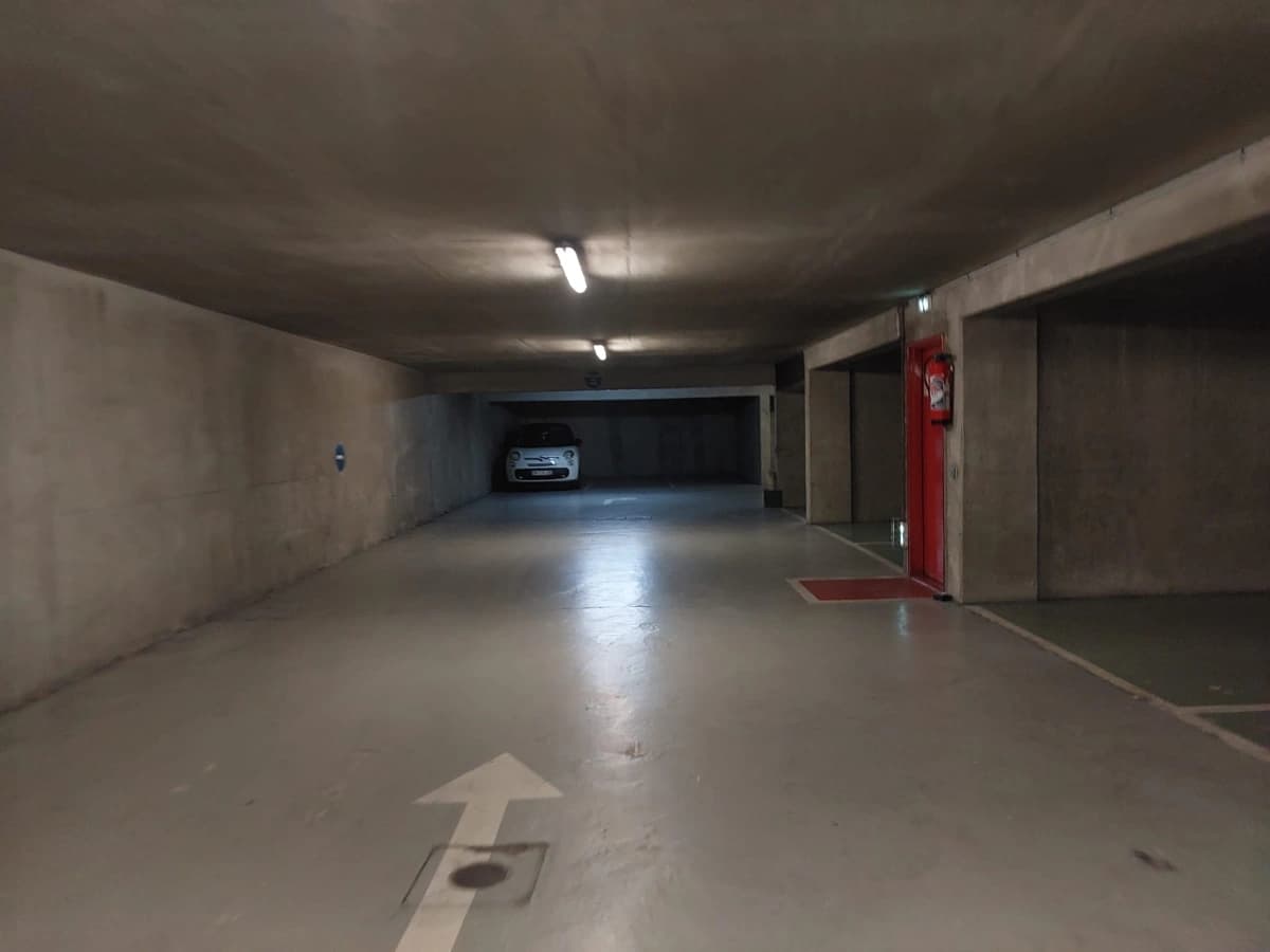 Entrée intérieure du underground à 23 Rue Alexandre Dumas, Paris