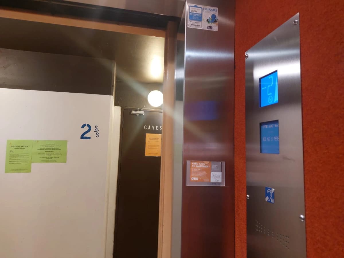 Entrée extérieure du underground à 23 Rue Alexandre Dumas, Paris