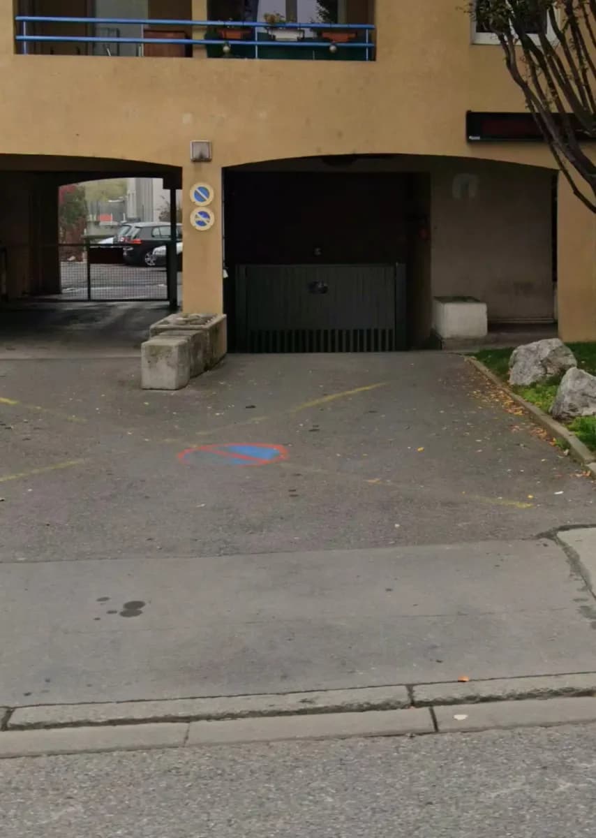 Entrée extérieure du private box à 20 Rue de Geneve, Annemasse
