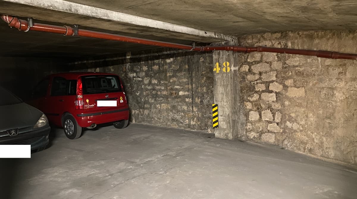 Entrée intérieure du underground à 19 Rue Ponscarme, Paris