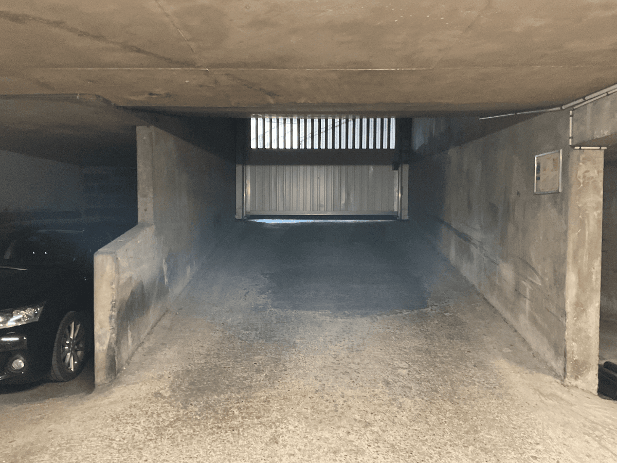 Entrée intérieure du underground à 59 Avenue Simon Bolivar, Paris