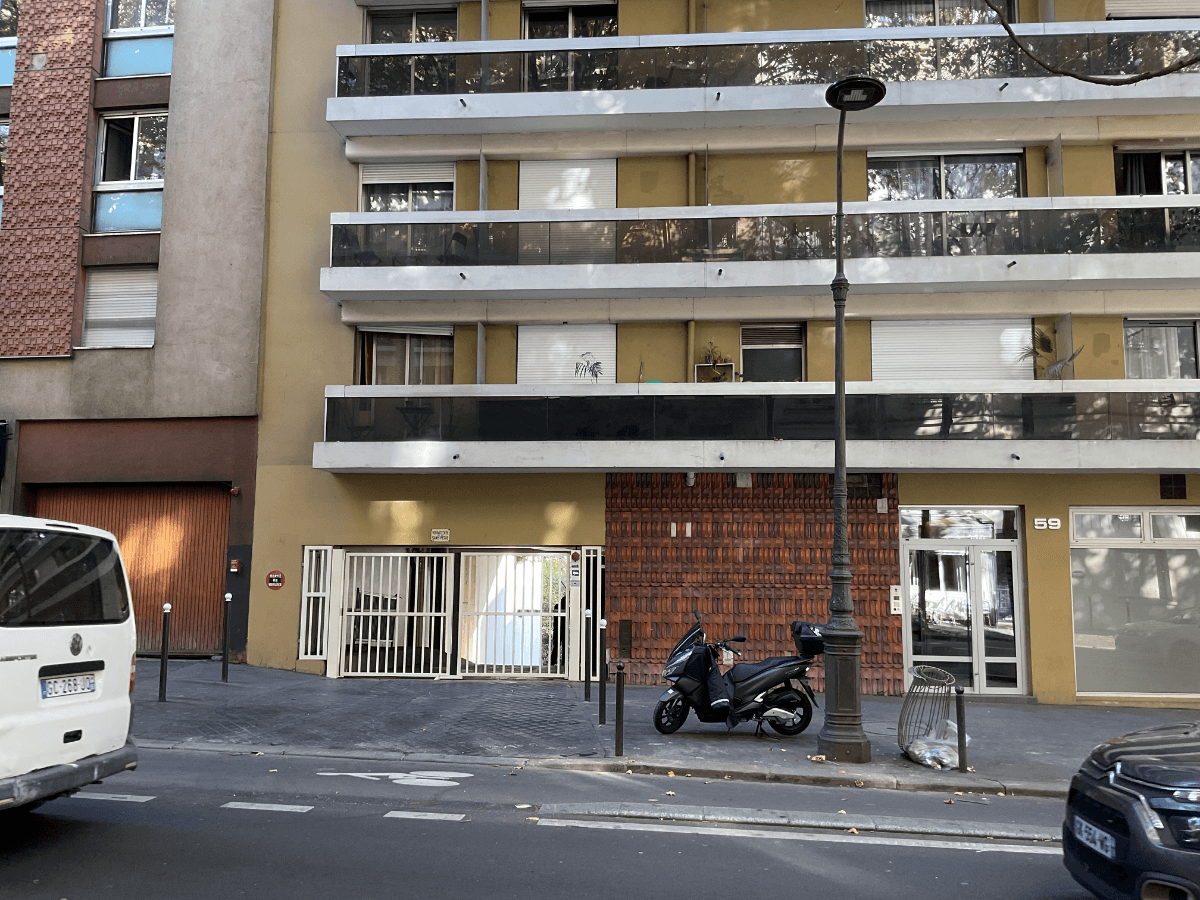 Entrée extérieure du underground à 59 Avenue Simon Bolivar, Paris