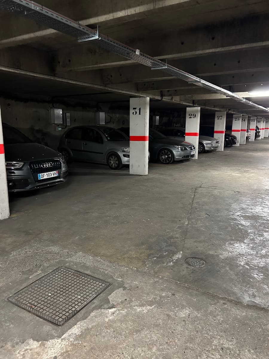Entrée intérieure du underground à 25 Rue Vauvenargues, Paris