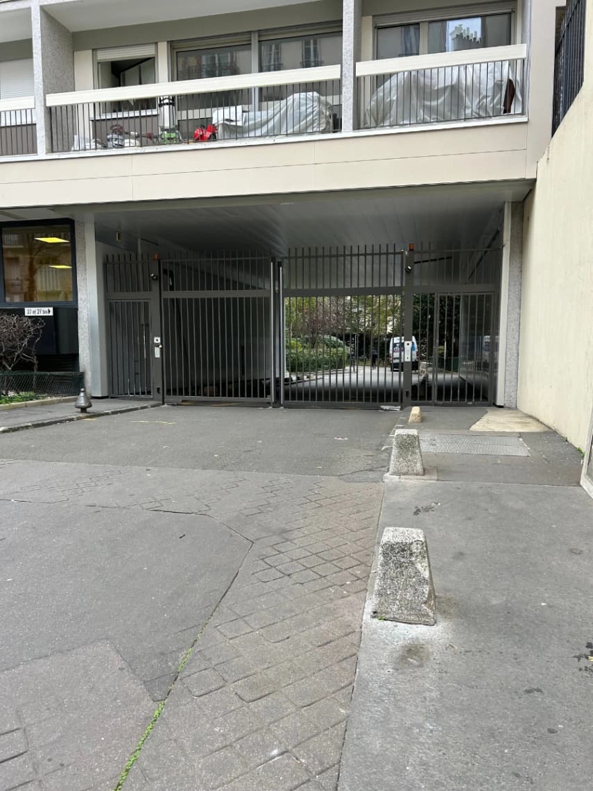 Entrée extérieure du underground à 25 Rue Vauvenargues, Paris