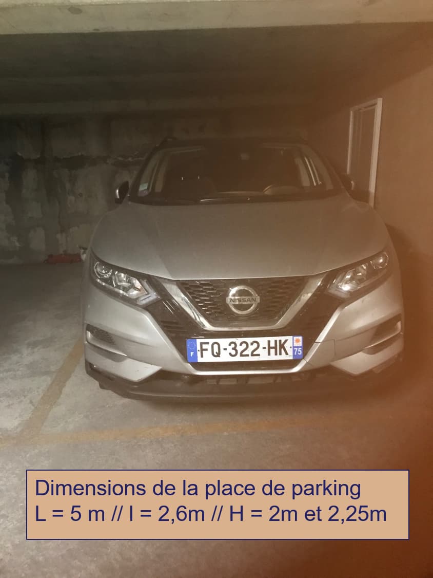 Entrée intérieure du underground à 15 Rue Bachelet, Paris