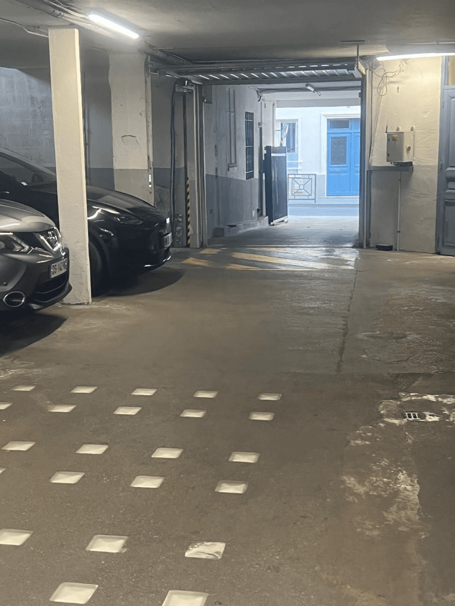 La place est disponible de suite !
Le parking est... - Location parking pour voiture et moto à Vincennes