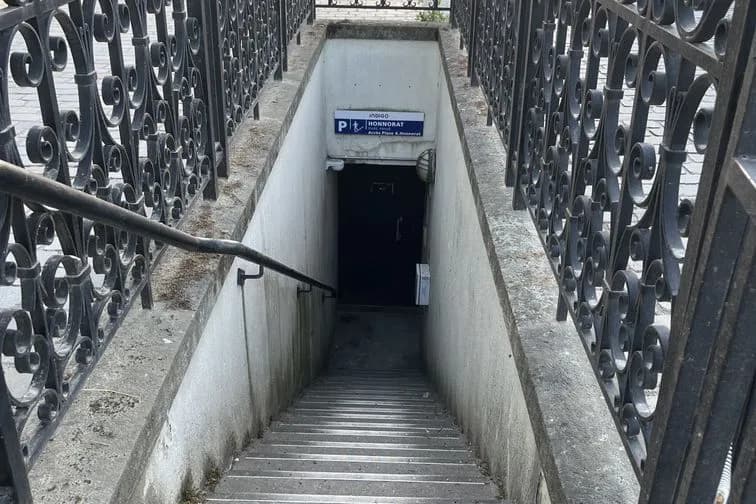Emplacement underground à 9 Rue Auguste Comte, Paris