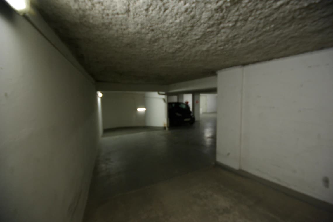 Entrée intérieure du underground à 20 Rue Feutrier, Paris