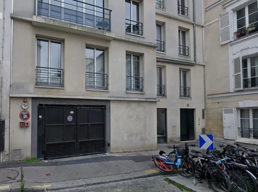 Entrée extérieure du underground à 20 Rue Feutrier, Paris