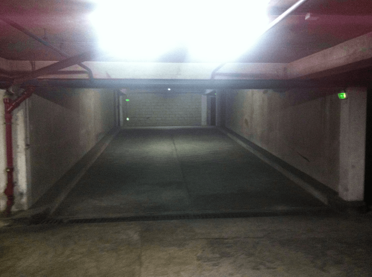 Entrée intérieure du underground à 28 Rue des Favorites, Paris
